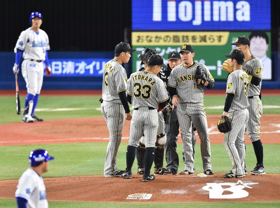 　２回無死満塁のピンチで西勇（中央）の所へ集まる阪神アイン（撮影・西岡正）