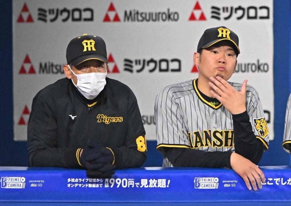 　５回、降板した後にベンチから試合を見つめる西勇。左は矢野監督（撮影・堀内翔）