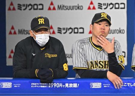 　降板した後にベンチから試合を見つめる西勇。左は矢野監督