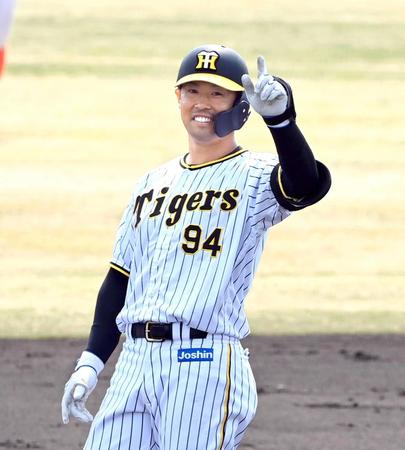 　３回、適時二塁打を放ち笑顔を見せる原口（撮影・山口登）