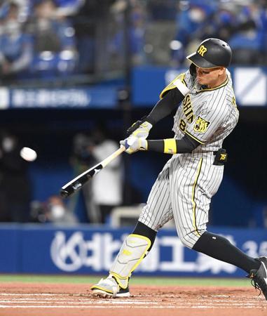 　２回、右越えに５号ソロを放つ佐藤輝（撮影・飯室逸平）