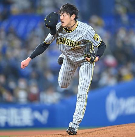 　４回、投球時に帽子が脱げる小川（撮影・堀内翔）