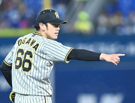 　２回、牧の二盗を阻止した梅野を指さす小川（撮影・飯室逸平）