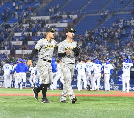 　１０回、ソトにサヨナラ弾を浴びぼう然とする浜地に声をかけベンチへ引き揚げる佐藤輝（撮影・飯室逸平）