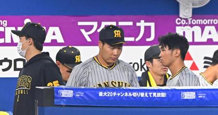 　試合後、ベンチで肩を落とす大山（撮影・堀内翔）