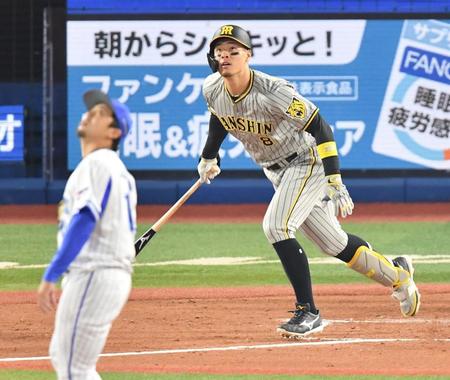 　３回、中飛に倒れる佐藤輝（撮影・西岡正）