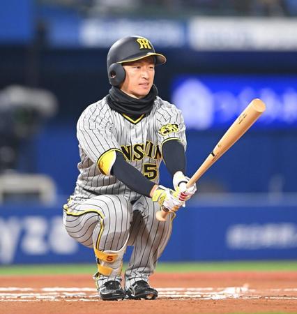 　６回、ファウルを打ち悔しがる近本（撮影・堀内翔）