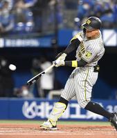 　２回、右越えに５号ソロを放つ佐藤輝（撮影・飯室逸平）