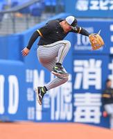 　守備練習をする佐藤輝（撮影・堀内翔）