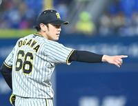 　２回、牧の二盗を阻止した梅野を指さす小川（撮影・飯室逸平）