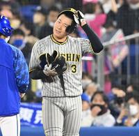 　６回、併殺打に倒れ悔しがる大山（撮影・飯室逸平）