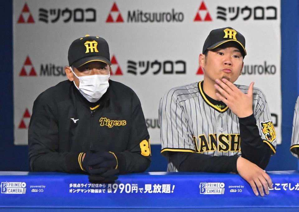 　降板した後にベンチから試合を見つめる西勇。左は矢野監督
