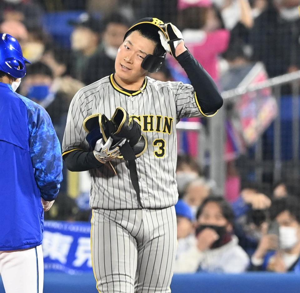 　６回、併殺打に倒れ悔しがる大山（撮影・飯室逸平）