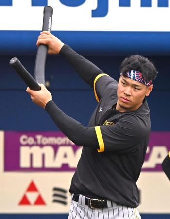 　試合前にトレーニングをする佐藤輝（撮影・堀内翔）