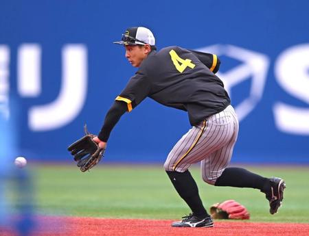 　試合前に守備練習をする熊谷（撮影・堀内翔）