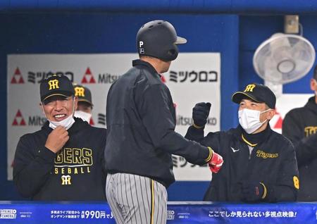 　３回、生還した斎藤（中央）を迎える矢野監督。左は井上コーチ（撮影・堀内翔）