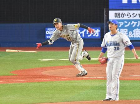 　３回、二塁打を放つ斎藤（撮影・西岡正）