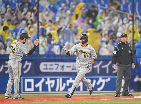 　４回、逆転の満塁本塁打を放ち三塁を回る代打の小野寺（撮影・堀内翔）