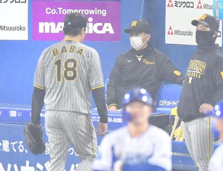 　５回、勝ち越しを許して降板する馬場（１８）、ぼう然とする矢野監督（撮影・西岡正）