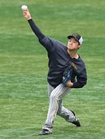 　登板に向けてキャッチボールで調整する斎藤（撮影・西岡正）