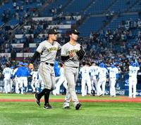 　１０回、ソトにサヨナラ弾を浴びぼう然とする浜地に声をかけベンチへ引き揚げる佐藤輝（撮影・飯室逸平）