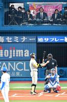 　１回、佐藤輝を見る清原和博氏（撮影・西岡正）