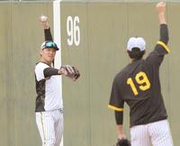 　藤浪（右）とキャッチボールをする伊藤将（撮影・田中太一）