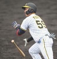 　５回、左中間へソロを放つ藤田（撮影・田中太一）