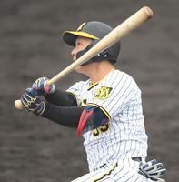 　５回、左中間へソロを放つ藤田（撮影・田中太一）