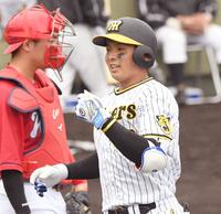 　２回、ソロを放ち生還する井上（撮影・田中太一）
