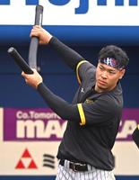 　試合前にトレーニングをする佐藤輝（撮影・堀内翔）