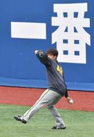 　登板に向けてキャッチボールで調整する斎藤（撮影・西岡正）