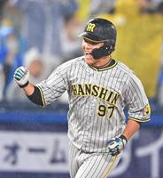 　４回、逆転の満塁本塁打を放ち三塁を回る代打の小野寺（撮影・堀内翔）