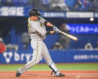 　４回、代打の小野寺が逆転の満塁本塁打を放つ（撮影・堀内翔）