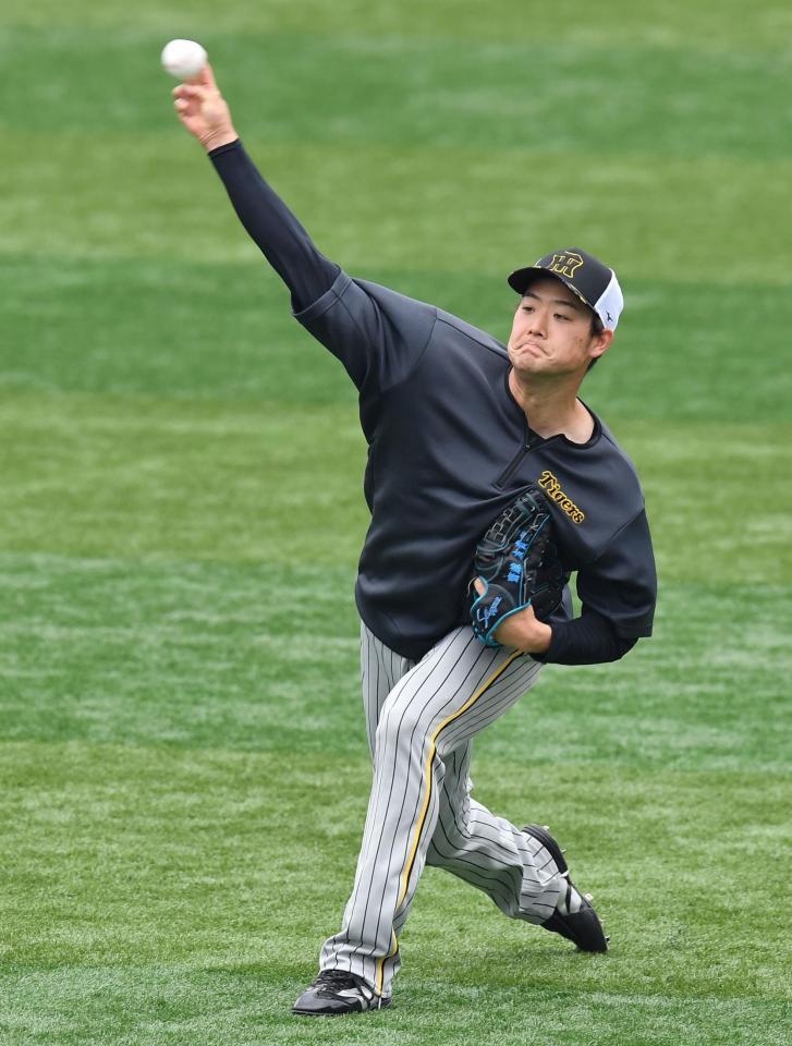 　登板に向けてキャッチボールで調整する斎藤（撮影・西岡正）