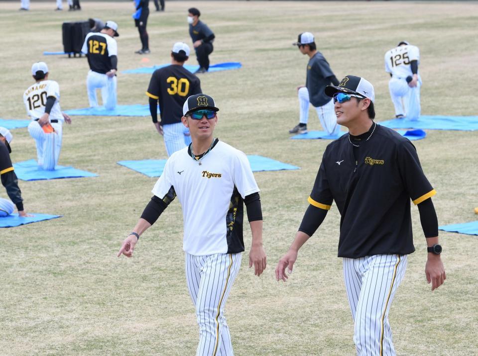 　別メニューで調整する藤浪（右）と伊藤将（撮影・田中太一）
