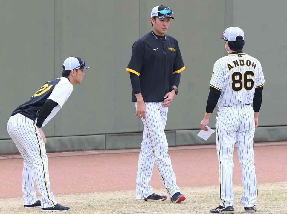 　練習前、（右から）安藤コーチと話をする藤浪、伊藤将（撮影・田中太一）