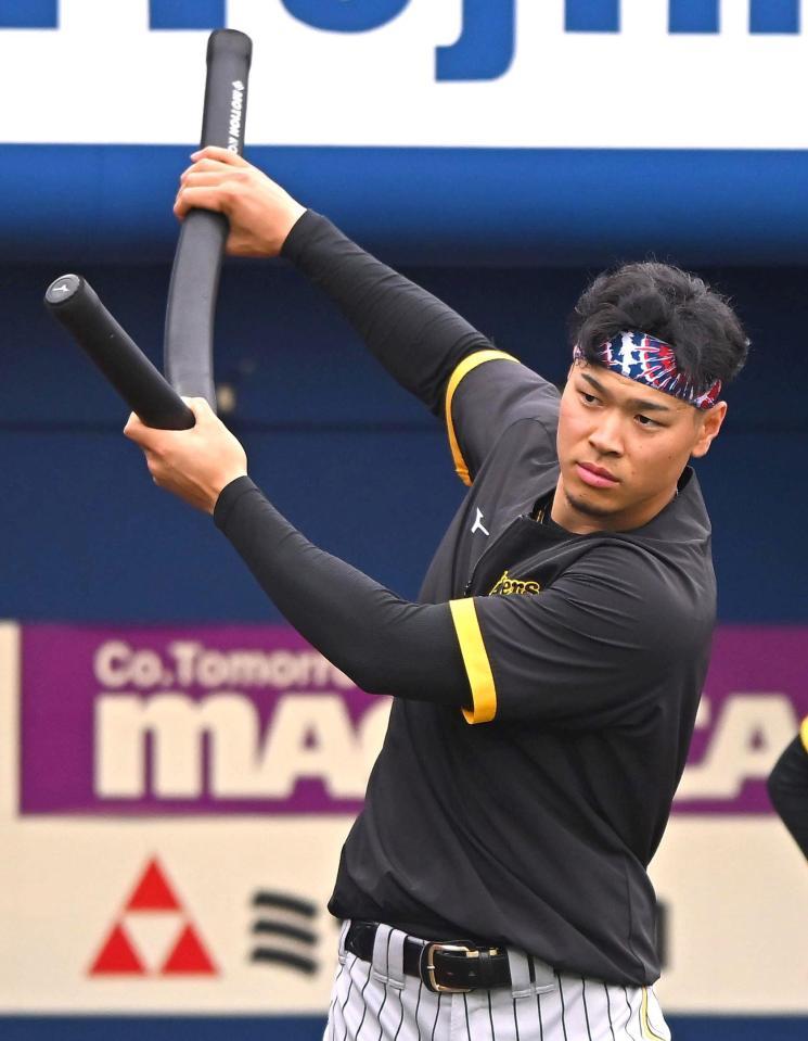 　試合前にトレーニングをする佐藤輝（撮影・堀内翔）