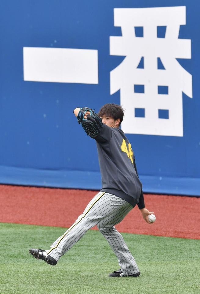 　登板に向けてキャッチボールで調整する斎藤（撮影・西岡正）