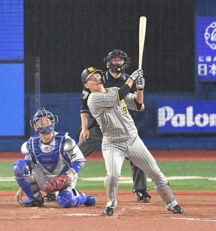 　４回、左越えに満塁本塁打を放つ小野寺（撮影・西岡正）