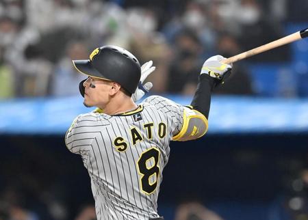 　７回、タイムリー二塁打を放つ佐藤輝（撮影・飯室逸平）