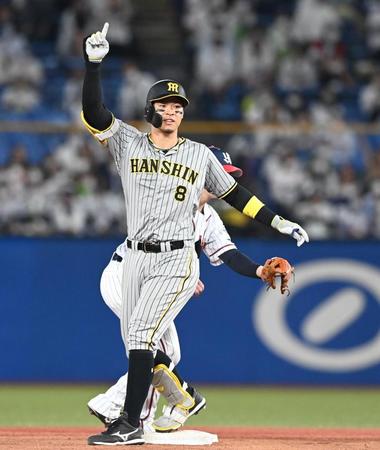 　７回、タイムリー二塁打を放ちベンチに向かってポーズを決める佐藤輝（撮影・飯室逸平）