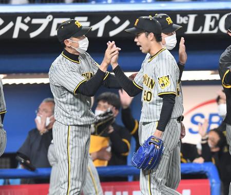 　完封勝利の青柳を迎える矢野監督（撮影・金田祐二）