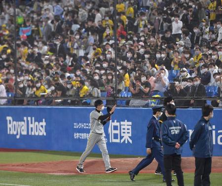 　ファンの声援に応える矢野監督（撮影・佐々木彰尚）