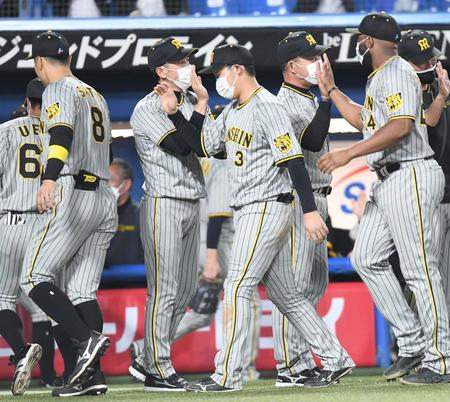 　ナインを迎える矢野監督（撮影・金田祐二）