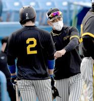 梅野を指導する矢野監督（撮影・金田祐二）