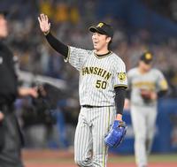 　完封勝利を挙げ笑顔の青柳（撮影・金田祐二）