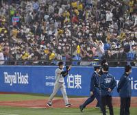 　ファンの声援に応える矢野監督（撮影・佐々木彰尚）