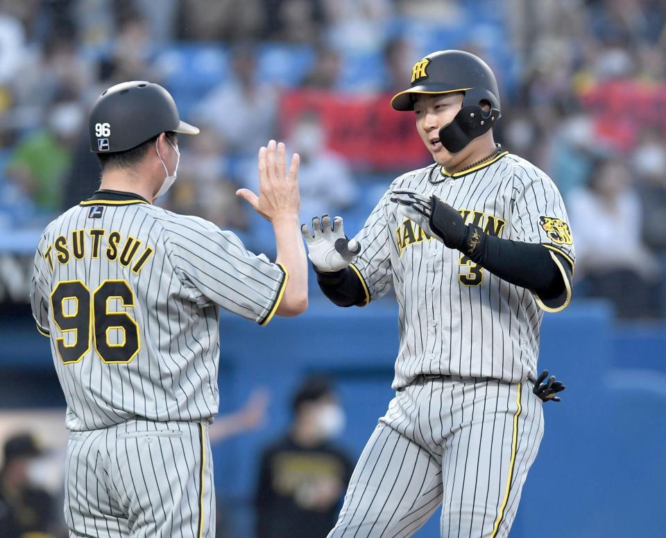 １回、先制２ランを放ち、生還する大山（撮影・金田祐二）