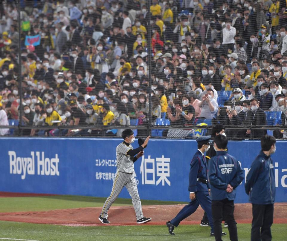 　ファンの声援に応える矢野監督（撮影・佐々木彰尚）